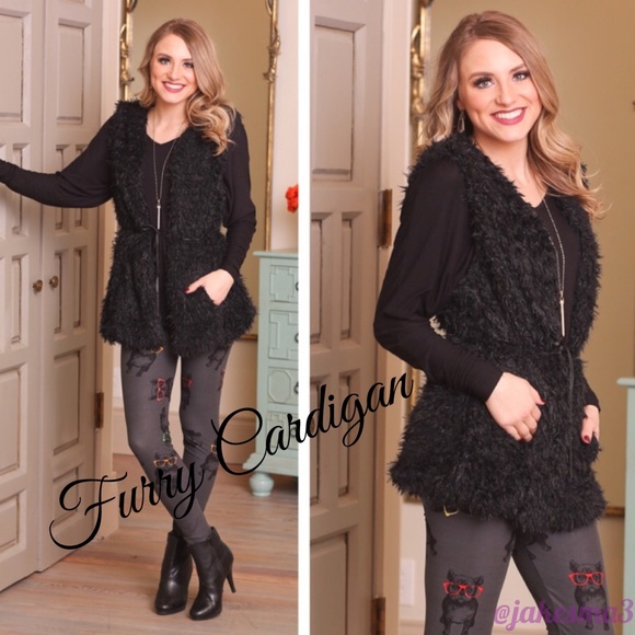 last one!!⛄️FAUX FUR BELTED VEST⛄️ - Picture 2 of 2